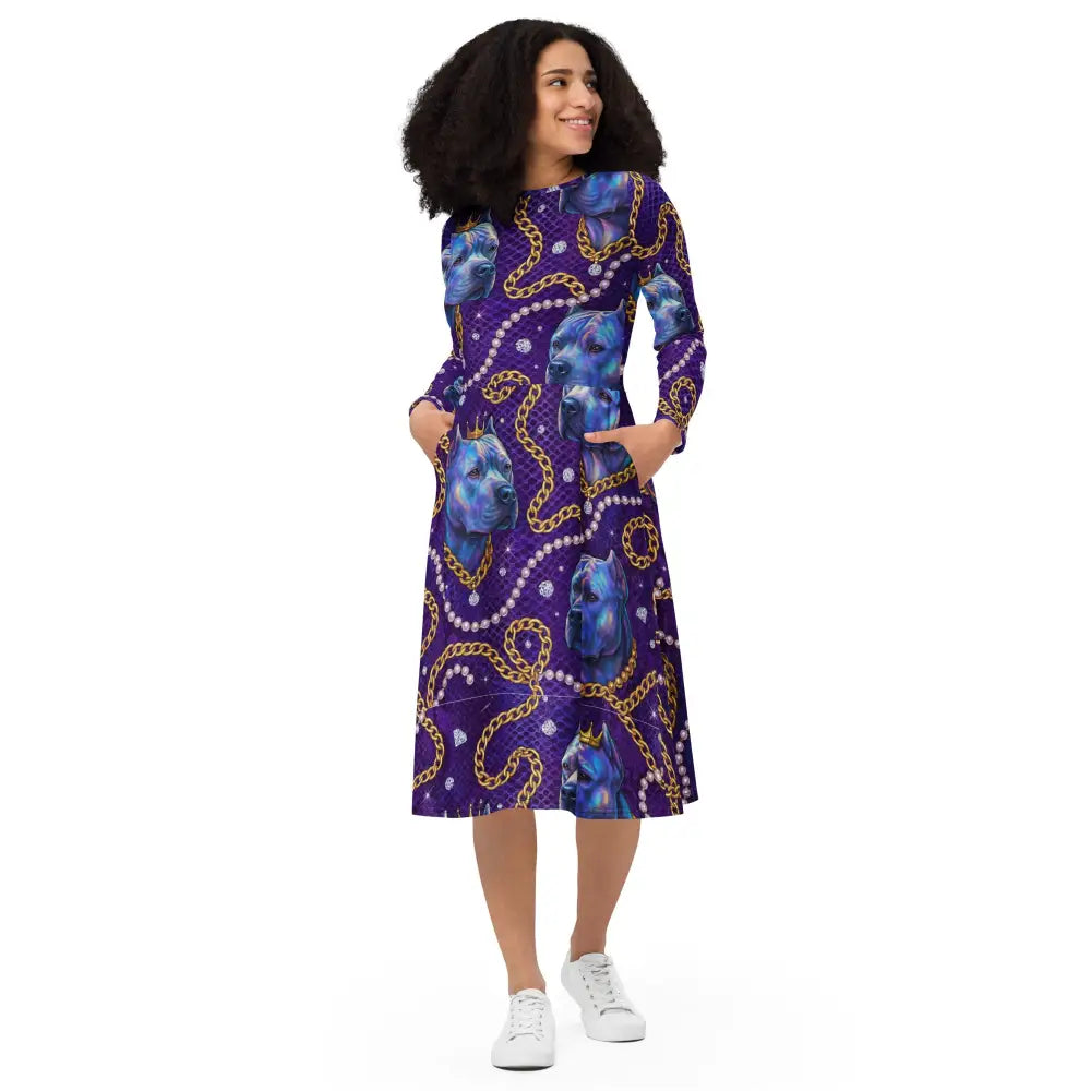 Frau trägt glam midi kleid royal lila mit ketten- und perlenmuster, seitentaschen und flared bottom