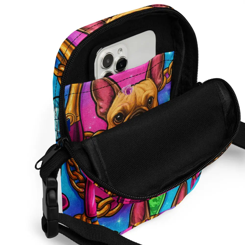 Bunte Umhängetasche mit Hundeprint, verstellbarem Riemen und Innenfach für Smartphone, robust und wasserabweisend.