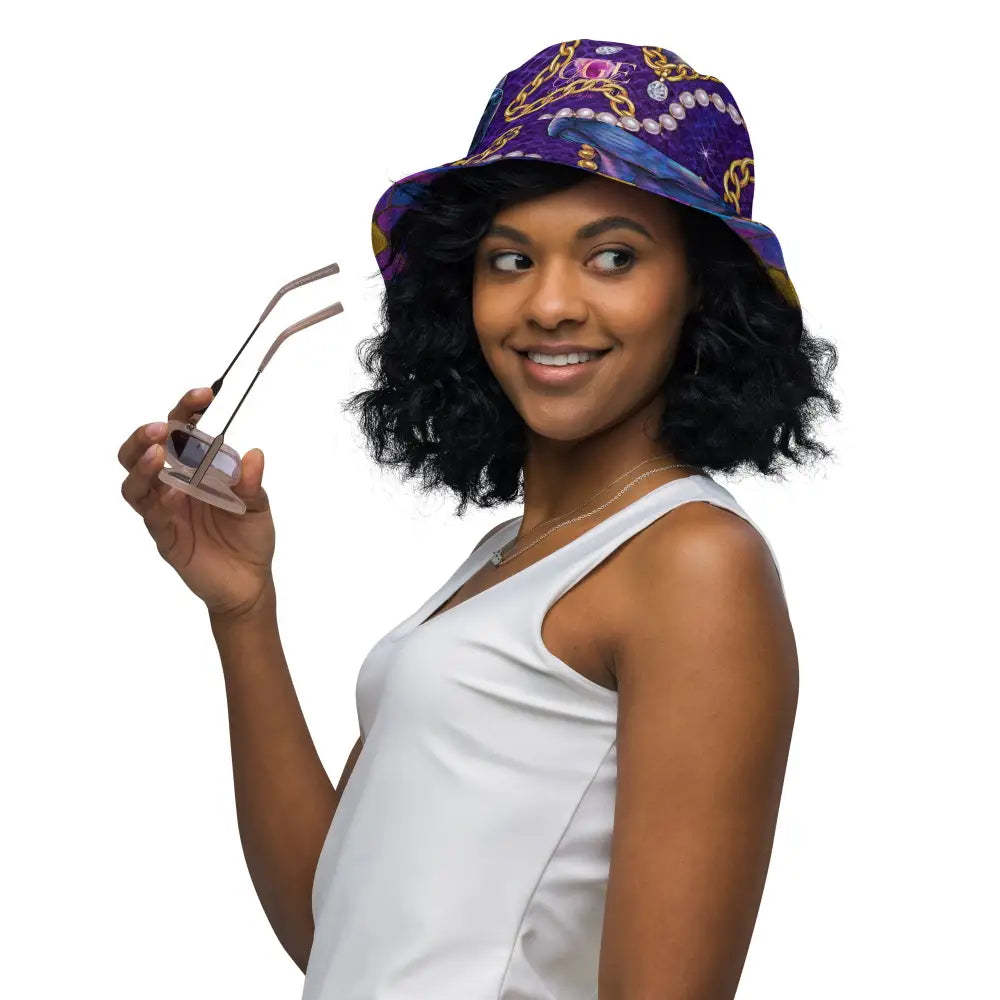 Fischerhut mit Allover-Druck in Holo-Violett und Gold mit Snakeprint und Kettenmotiven, stylischer unisex Bucket Hat.