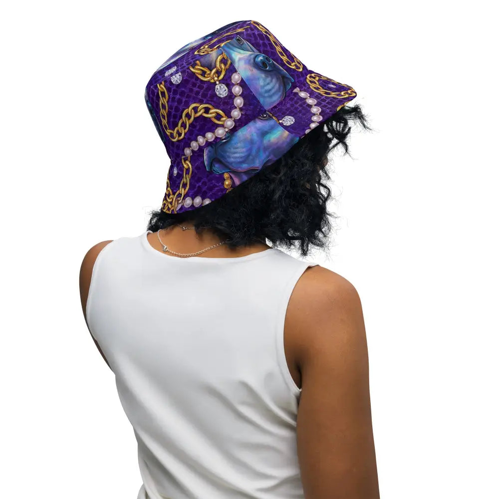 Fischerhut mit Allover-Druck in Holo-Violett, Gold, Snakeprint und Kettenmotiven auf unisex Bucket Hat