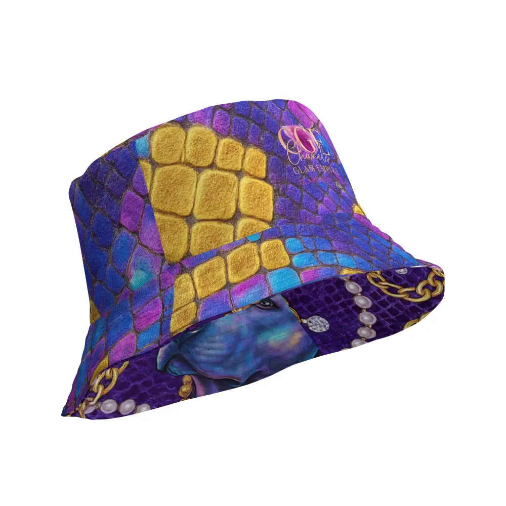 Wendbarer Fischerhut mit Allover-Snakeprint in Gold, Violett und Holo-Effekt mit Ketten- und Perlenmotiven
